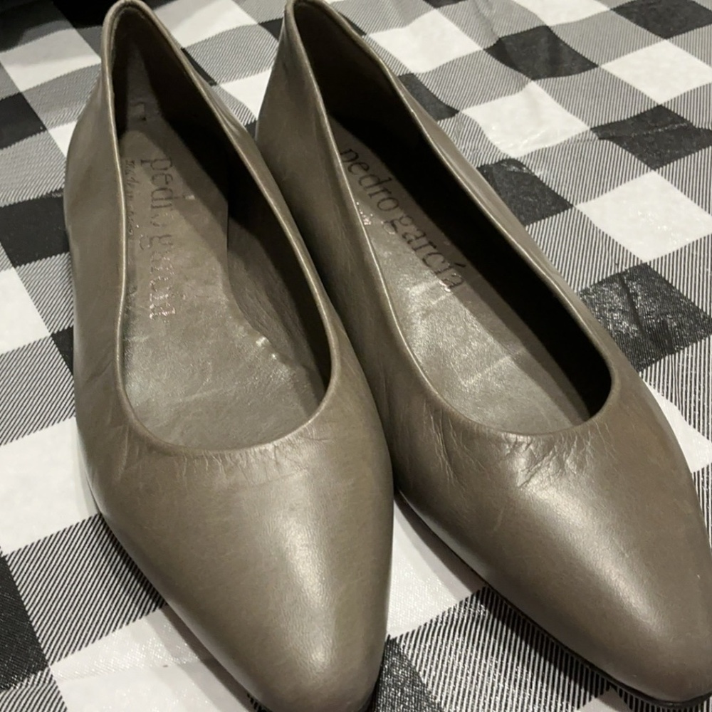 Pedro Garcia Taupe/Green Flats women’s Size 7